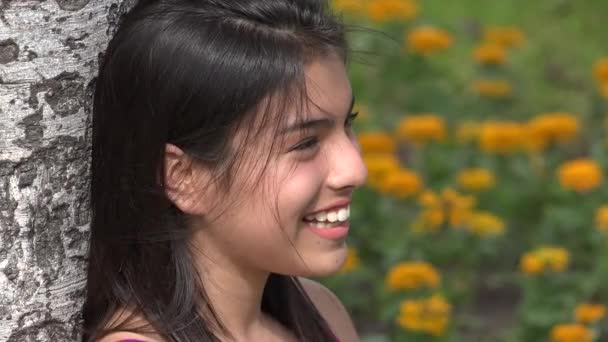Счастливая девочка-подросток — стоковое видео