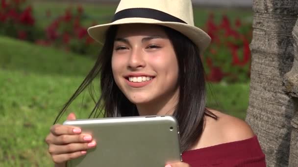 Teen flicka med hjälp av Tablet PC — Stockvideo