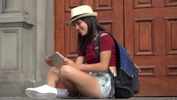 Adolescent étudiant à l'aide tablette — Video