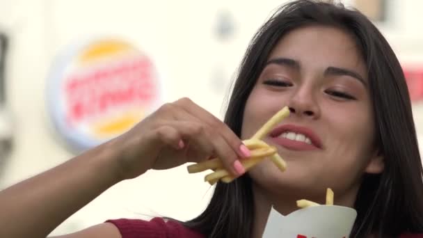 Adolescente comendo junk food — Vídeo de Stock