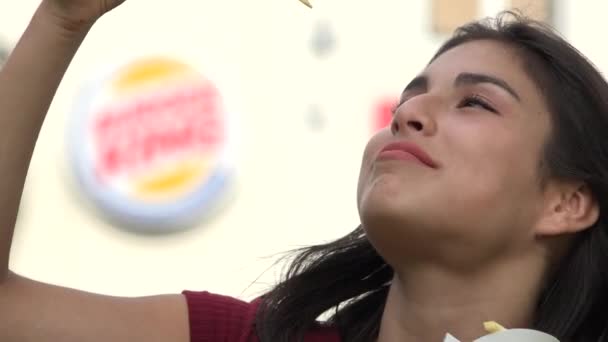 Teen κορίτσι τρώει πατάτες τηγανιτές — Αρχείο Βίντεο