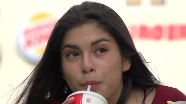 Teen Κορίτσι Και Fast Food — Αρχείο Βίντεο