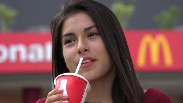 Підлітка дівчина в ресторан швидкого харчування — стокове відео