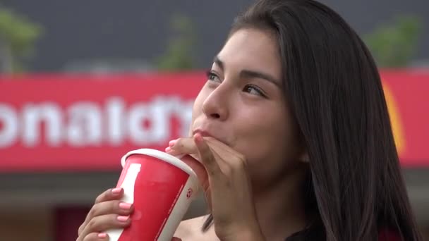 Persona Che Beve Soda Ristorante Fast Food — Video Stock
