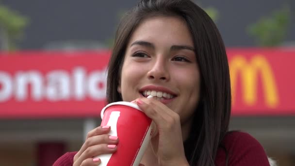 Chica Adolescente Bebiendo Refresco Azucarado Restaurante — Vídeos de Stock