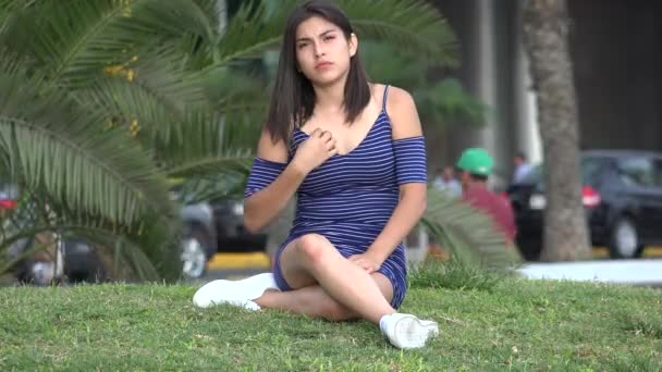 Mutsuz genç kız kentsel Park — Stok video