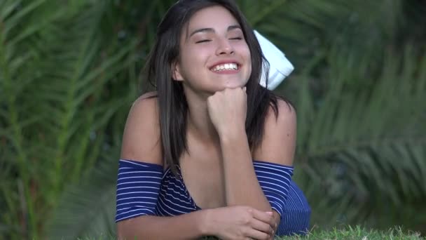 Симпатичная счастливая девочка-подросток — стоковое видео