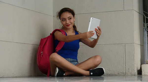 Selfie de estudiante femenino con tableta — Foto de Stock