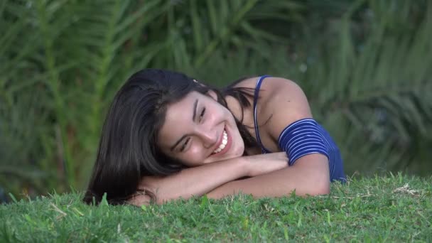 Adolescent fille relaxant dans parc — Video