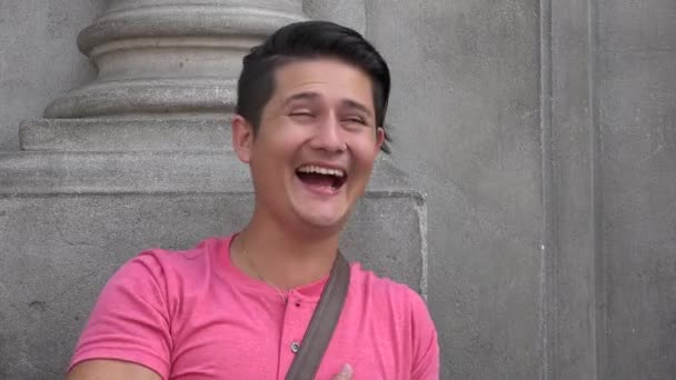 Un homme hispanique riant — Video