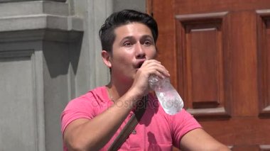 Sıcak gün şişelenmiş su içme