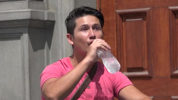 Bere acqua in bottiglia nella giornata calda — Video Stock