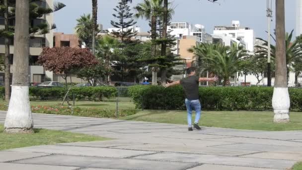 Hombre divertido corriendo y saltando — Vídeos de Stock