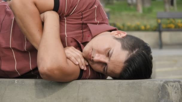 Уставший человек отдыхает или спит — стоковое видео