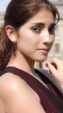 Genç Latin asıllı kadın