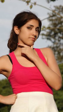 Genç Perulu kadın poz