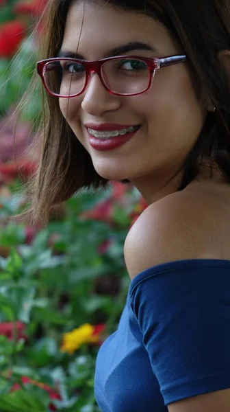 Nerdy Girl Souriant — Photo