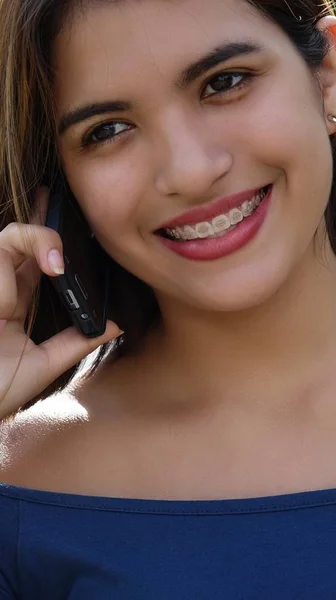 Menina adolescente usando telefone celular — Fotografia de Stock