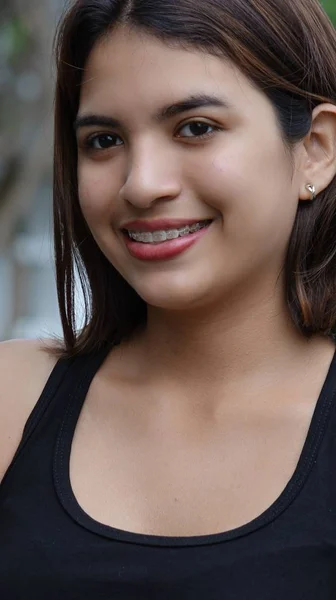 Sorridente femmina giovanissima indossare Bretelle — Foto Stock