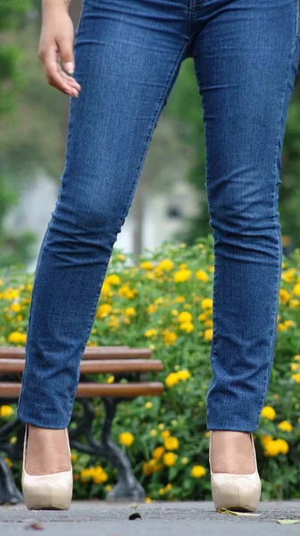 Pernas femininas Jeans azuis e salto alto — Fotografia de Stock