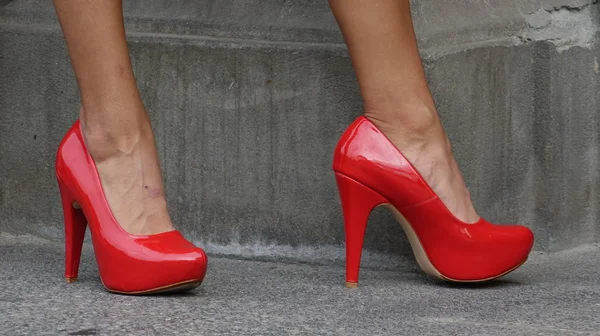 Tacones altos o bombas Stiletto rojo — Foto de Stock