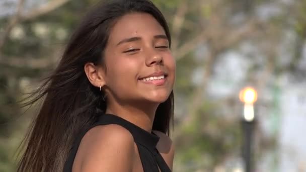 Menina bonita adolescente sorrindo — Vídeo de Stock