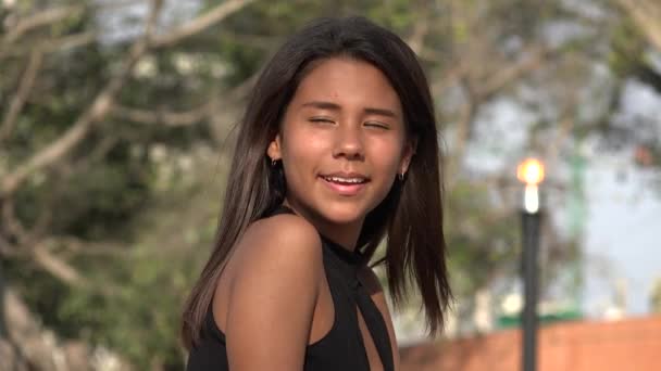 漂亮的拉美裔少女 — 图库视频影像