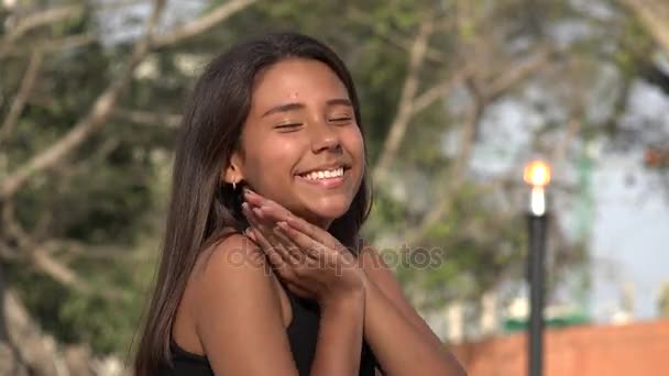 10 代のかわいい女の子を興奮 — ストック動画