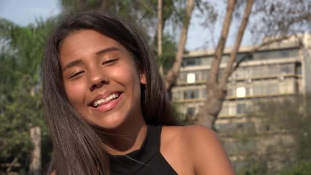 Osoba mluvící krásné dospívající — Stock video