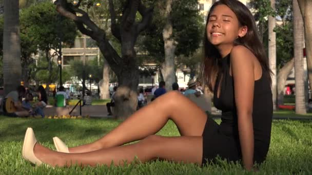 Adolescente sentado en el parque — Vídeo de stock
