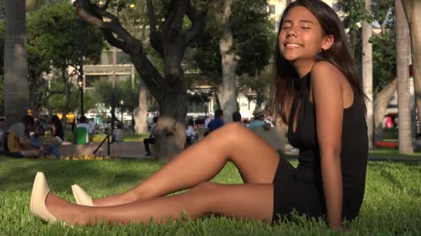 Tiener zitten in park — Stockvideo