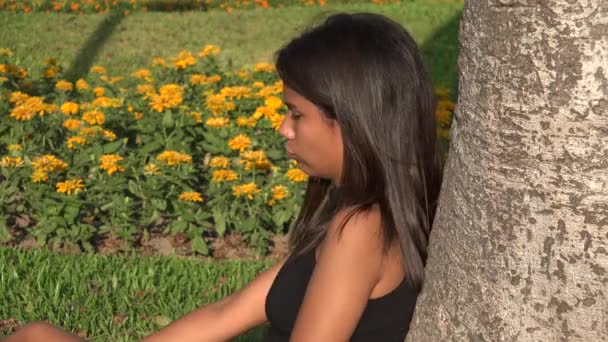 Chica infeliz en el parque — Vídeo de stock
