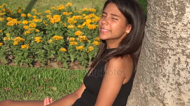 Adolescente chica en parque — Vídeo de stock