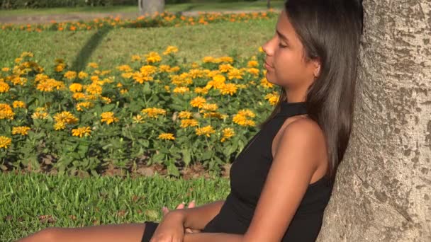 Fille relaxant dans parc — Video