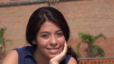 Bir genç gülümseyen genç