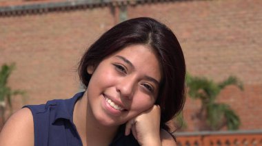 Gülümseyen bir gencin