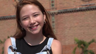 mutlu gülümseyen genç