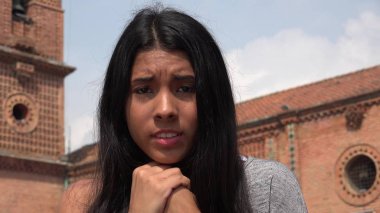 Kız insanlar muhtaç yalvaran