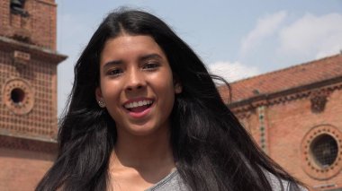 Uzun saçlı bir kadın.