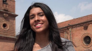 Uzun saçlı bir kadın.