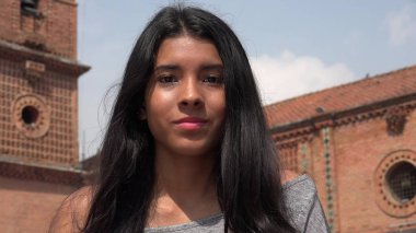 Genç kız herhangi bir ifade