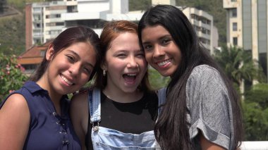 Arkadaşlar eğleniyor.