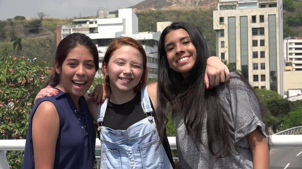 Sorrindo Adolescente Menina Amigos — Fotografia de Stock