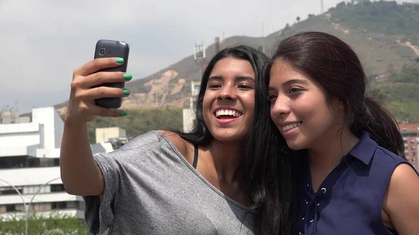 Dziewczyna przyjaciółmi przy selfie — Zdjęcie stockowe