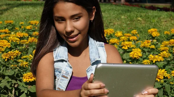 Adolescente chica usando tableta —  Fotos de Stock