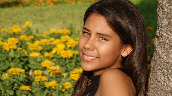 Hispán lány mosolyogva — Stock Fotó
