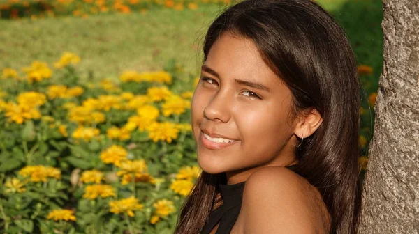 Sorridente ragazza ispanica — Foto Stock