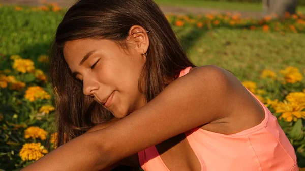 Adolescente ragazza stretching — Foto Stock