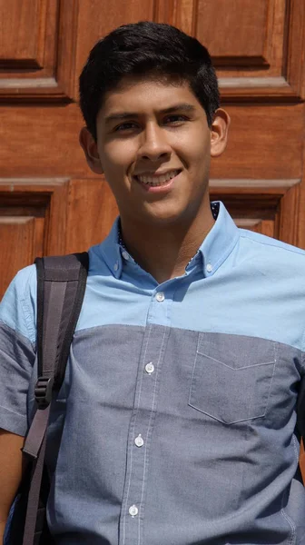 Sonriente Masculino Adolescente Estudiante —  Fotos de Stock