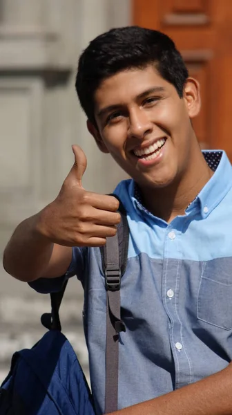 Іспанські Студентські Великі Пальці Вгору — стокове фото